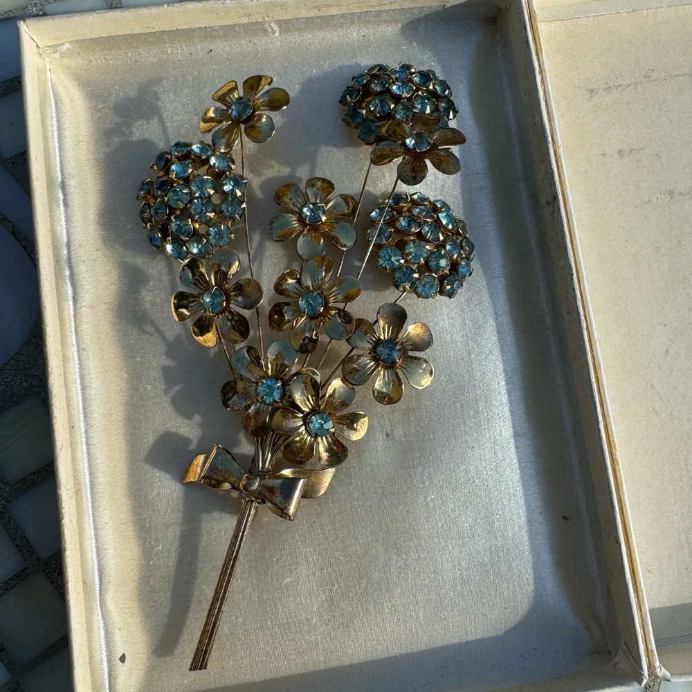 AMAZING Very Vintage Brooch Pin 3D Dancing Flowers in Box from Atlantic City